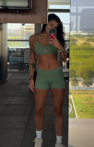 Ana Castela exibe abdômen definido em treino funcional intenso. Foto: Instagram