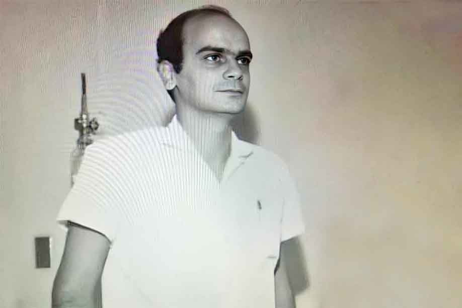 Nascido em São Paulo, em 3 de maio de 1943, Antônio Drauzio Varella construiu uma das trajetórias mais reconhecidas da medicina brasileira ao unir atuação científica, trabalho clínico, produção intelectual e comunicação direta com o grande público. 
 Reprodução: Flipar