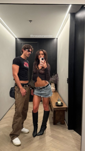 Bruna Marquezine e amigo tiram foto no espelho. Foto: Reprodução X, antigo Twitter - 