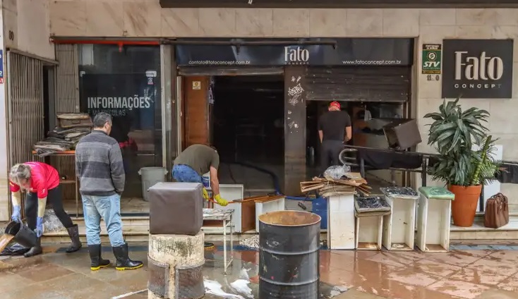 Comerciantes retiram lama das lojas em Porto Alegre Rafa Naddermeyer/Agência Brasil
