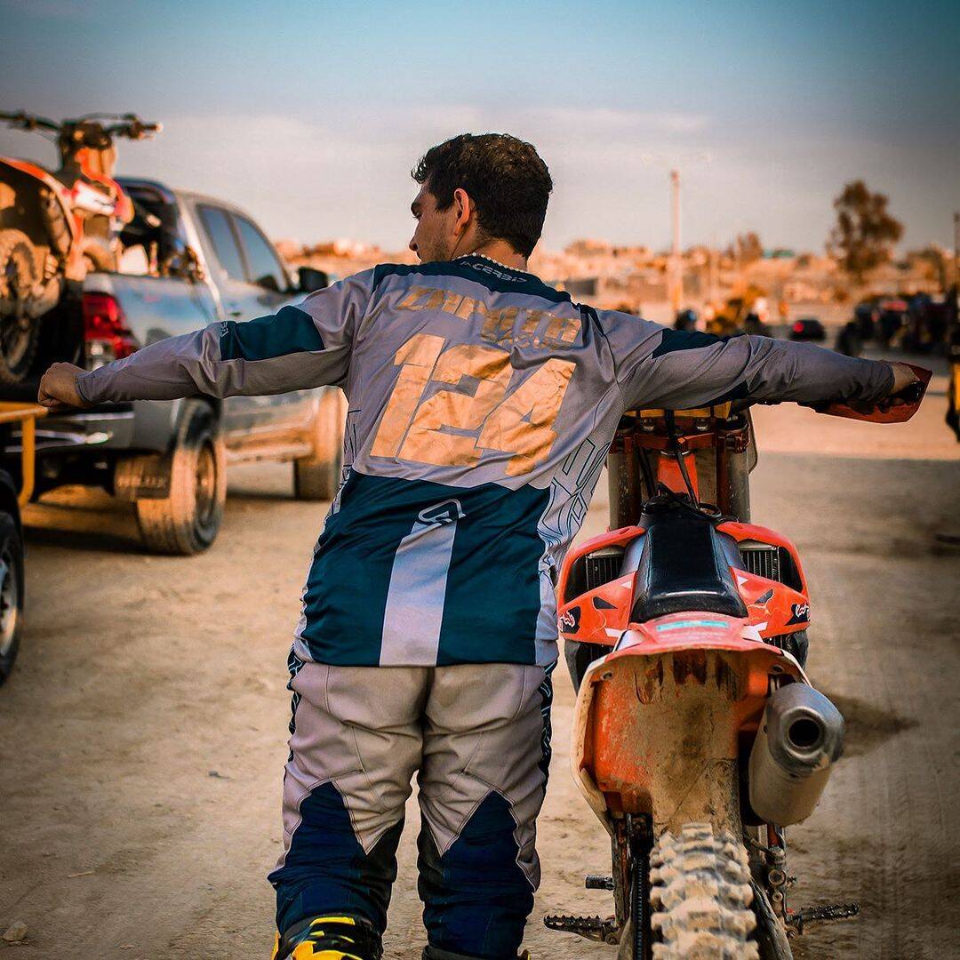 Piloto com braço amputado morre em corrida de motocross na