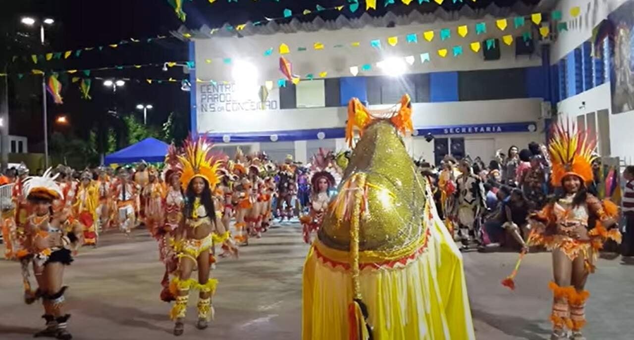 Dependendo do local, as festas juninas incorporam elementos folclóricos regionais, fazendo com que as celebrações sejam diferentes das realizadas em outros lugares. É o que ocorre no Maranhão, onde o Bumba-Meu-Boi está presente nas quadrilhas.  Reprodução: Flipar