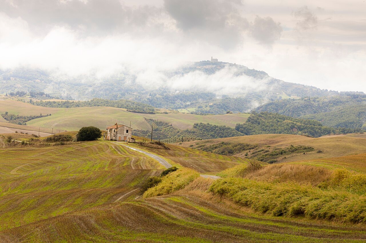 As estradas que ligam as cidades da Toscana oferecem paisagem arrebatadora, com colinas verdejantes e vinhedos que já serviram de fotografia para filmes românticos.  Reprodução: Flipar