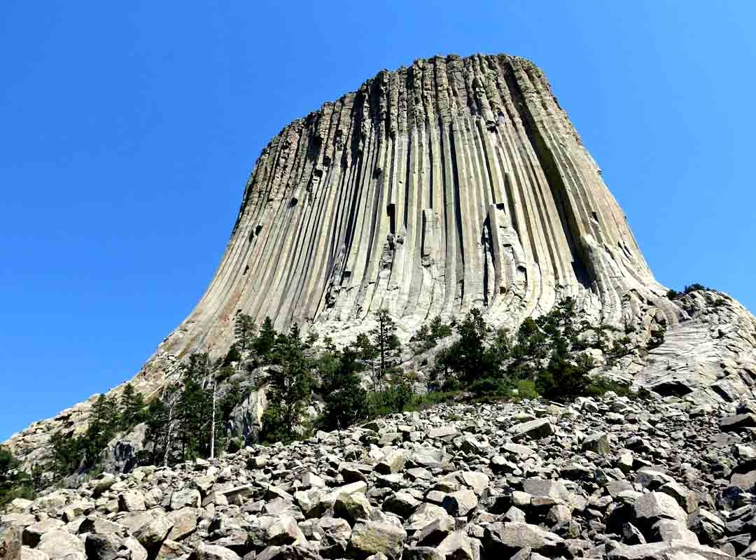 Torre do Diabo, EUA: Essa é uma maravilha geológica localizada no nordeste de Wyoming. A formação se destaca dramaticamente das planícies ao redor, elevando-se 386 metros acima do Rio Belle Fourche. Reprodução: Flipar