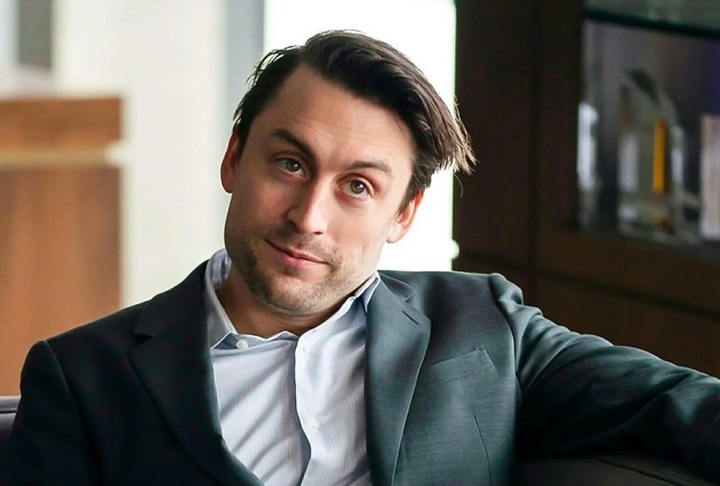 Sua atuação como o filho sarcástico e ambíguo de Logan Roy (Brian Cox) lhe rendeu prêmios importantes, como um Emmy de Melhor Ator em Série de Drama. Reprodução: Flipar