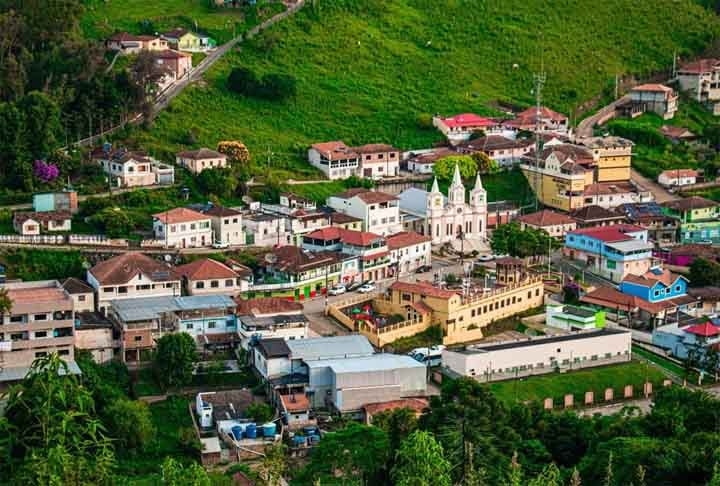 Marmelópolis(1.277m)- Situada em Minas Gerais, com 3.200 habitantes, abriga a Serra da Garganta, com trilhas deslumbrantes para os amantes da natureza, a 427 km de Belo Horizonte. A economia é baseada principalmente na agropecuária, com destaque para a produção de leite e queijos. Anualmente, realiza a Festa do Marmelo.  Reprodução: Flipar