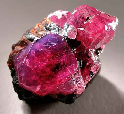 Rubi- Da família do coríndon, a pedra é minerada na África, Ásia e Austrália. Geralmente tem a coloração vermelha devido à presença de cromo, e se forma em rochas metamórficas. Espiritualmente o mineral é associado à paixão e à vitalidade. Reprodução: Flipar