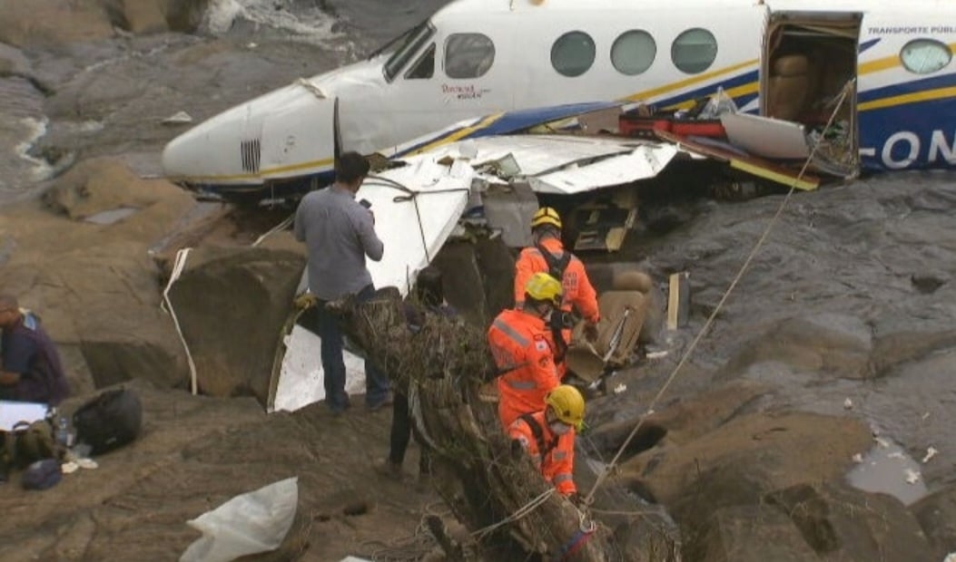 O avião caiu em Piedade de Caratinga, Minas Gerais.  Além da cantora, morreram 4 pessoas: o piloto Geraldo Medeiros, o copiloto Tarciso Viana, o produtor Henrique Ribeiro e o tio e assessor da cantora, Abicieli Silveira Dias Filho. Reprodução: Flipar