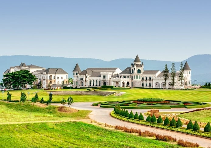 Além disso, bem próximo dali, há o Movenpick, um outro resort de marca internacional que se destaca por seu hotel com aparência de castelo e pelo seu campo de golfe com 18 buracos! Reprodução: Flipar