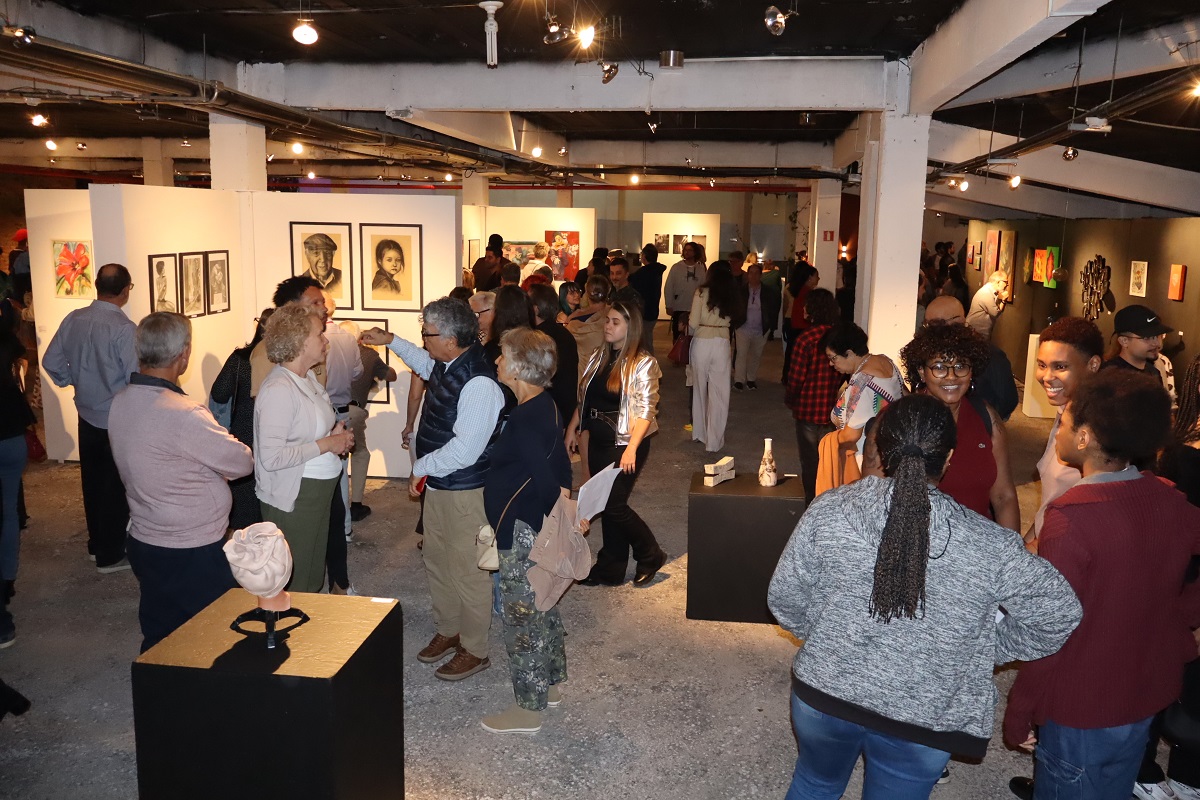 Público confere a Mostra de Artes Visuais de Vinhedo. Foto: Foto: Pedro H. Lopes