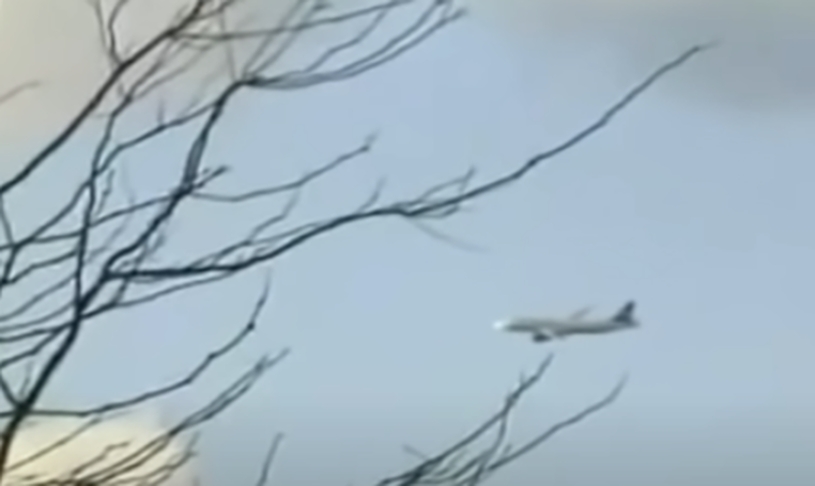 Um cinegrafista amador filmou o avião passando a baixa altitude (foto).  A situação era tão complicada que a aeronave passou a menos de 270 metros da ponte George Washington.  Reprodução: Flipar