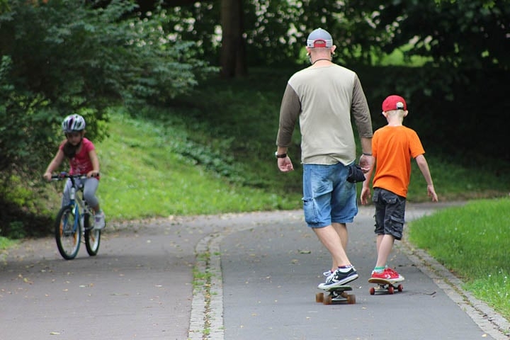 Após um período de crise e marginalização, o skate se popularizou nos anos 90 como cultura urbana. 
 Reprodução: Flipar