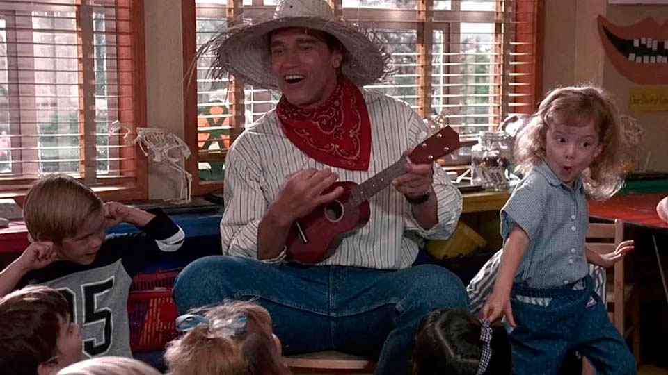 Durante uma investigação, o policial brutamontes disfarçado de professor, vivido por Arnold Schwarzenegger, acaba encontrando o jeito certo de dobrar os alunos e descobre seu talento para a educação. 