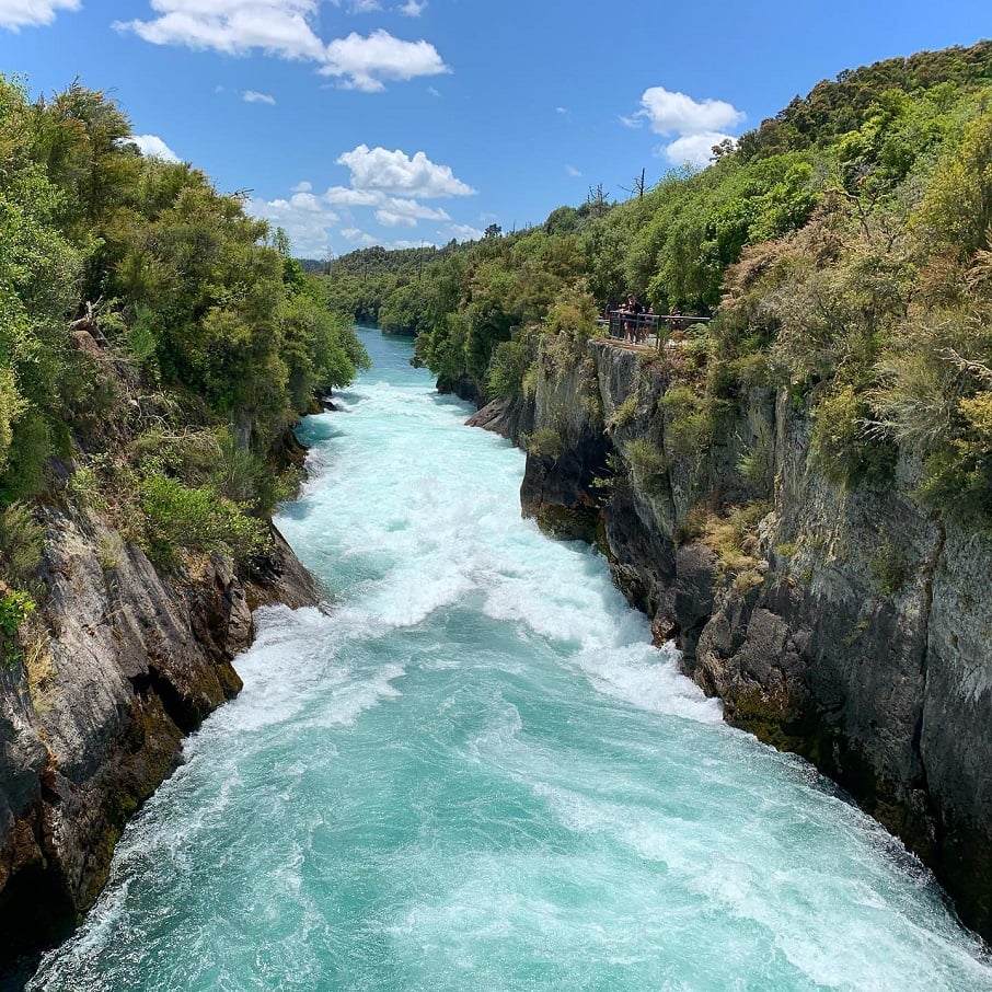 As águas cristalinas das Cataratas Huka, em Taupo, na Nova Zelândia.. Foto: Reprodução/Instagram 26.01.2023