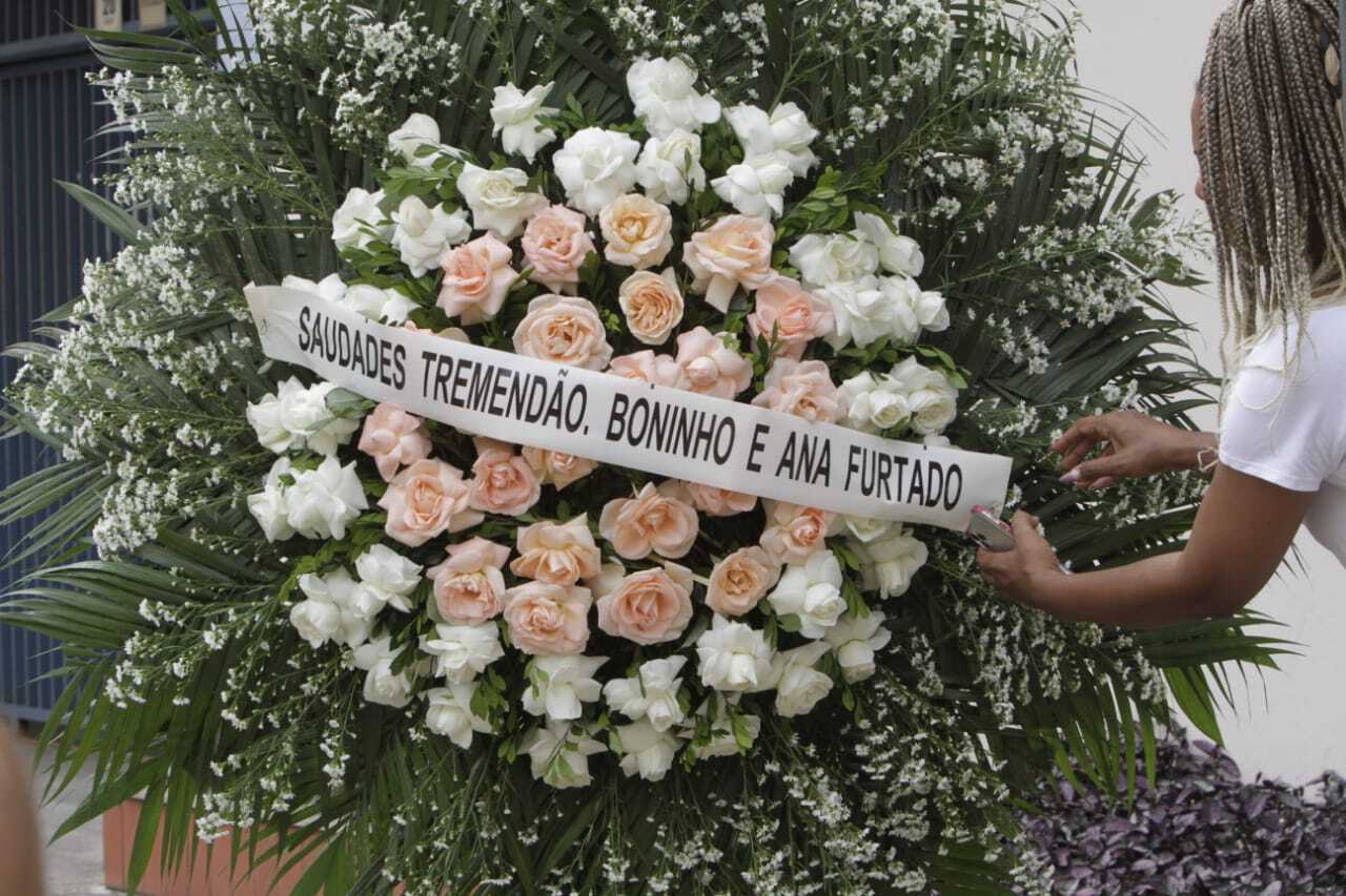 Coroa de flores de Boninho e Ana Furtado. Foto: Marcos Porto/Agência O Dia - 23.11.2022