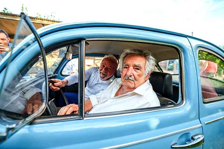 Mujica também ficou conhecido como o “presidente mais pobre do mundo”, por doar quase todo o salário para seu partido e a uma frente de auxílio para moradias. Ele não quis morar no palácio presidencial e seguiu em sua chácara. 


 Reprodução: Flipar