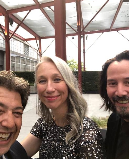 Reeves revelou que compartilha com a namorada a paixão por fazer viagens de moto. “Já fizemos algumas viagens juntos de moto e aproveitamos bastante”, declarou o ator. Segundo a revista “In Touch Weekly”, a artista plástica pediu o namorado em casamento e a cerimônia deve acontecer em cerimônia reservada em Hollywood Hills, no quintal da casa do astro de “Matrix”. 

 Reprodução: Flipar