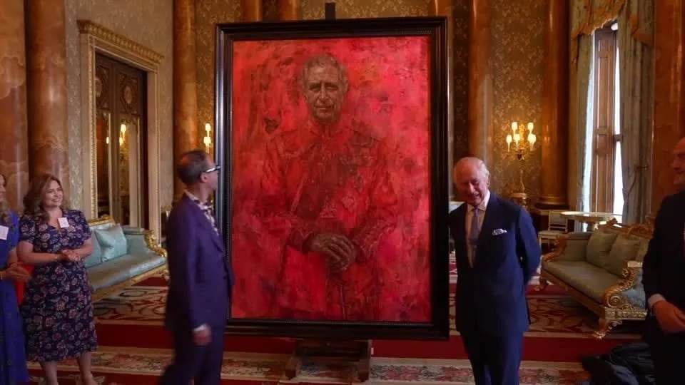 O Palácio de Buckingham divulgou o primeiro retrato oficial do rei Charles III e a pintura está causando polêmica, dividindo opiniões. Com 2,5 X 2,5 metros,  a obra do artista plástico Jonathan Yeo tem pinceladas vermelhas abundantes, que muitos consideram sinistras.  Reprodução: Flipar