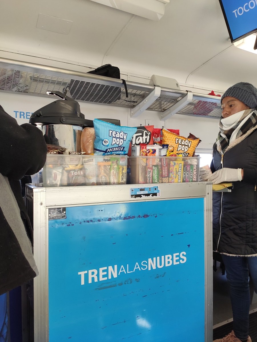 Durante o passeio os passageiros podem comprar algumas guloseimas . Foto: Renan Tafarel/Portal iG