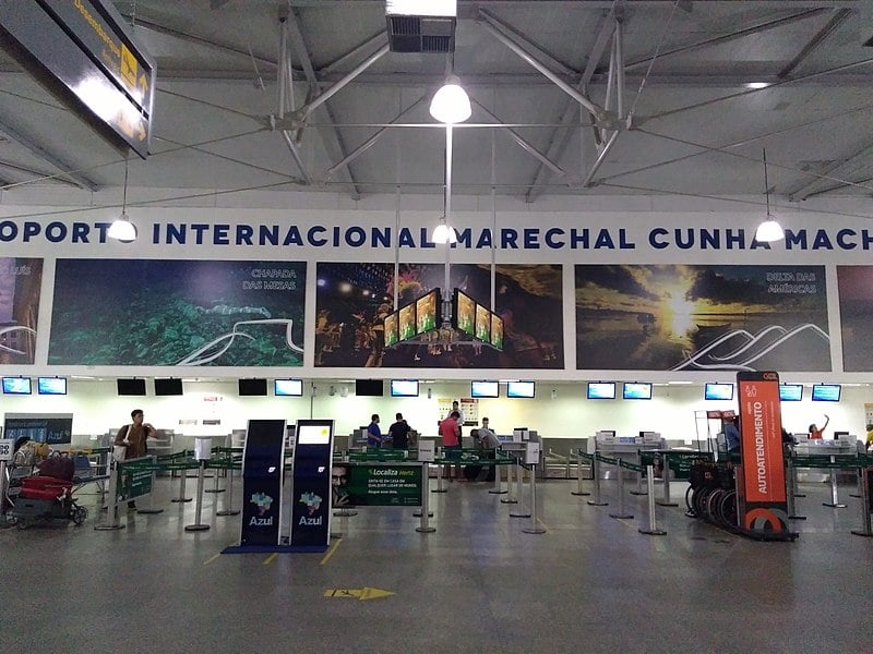 No Brasil, casos de prejuízo a consumidores são notícia com frequência. Em agosto de 2024, uma companhia aérea foi condenada pelo 7º Juizado Cível e das Relações de Consumo de São Luís, no Maranhão, a indenizar por danos morais uma passageira por conduta abusiva. De acordo com o processo, a autora da ação foi impedida de embarcar na aeronave sob o argumento de que sua bagagem de mão excedia as medidas permitidas.

 Reprodução: Flipar