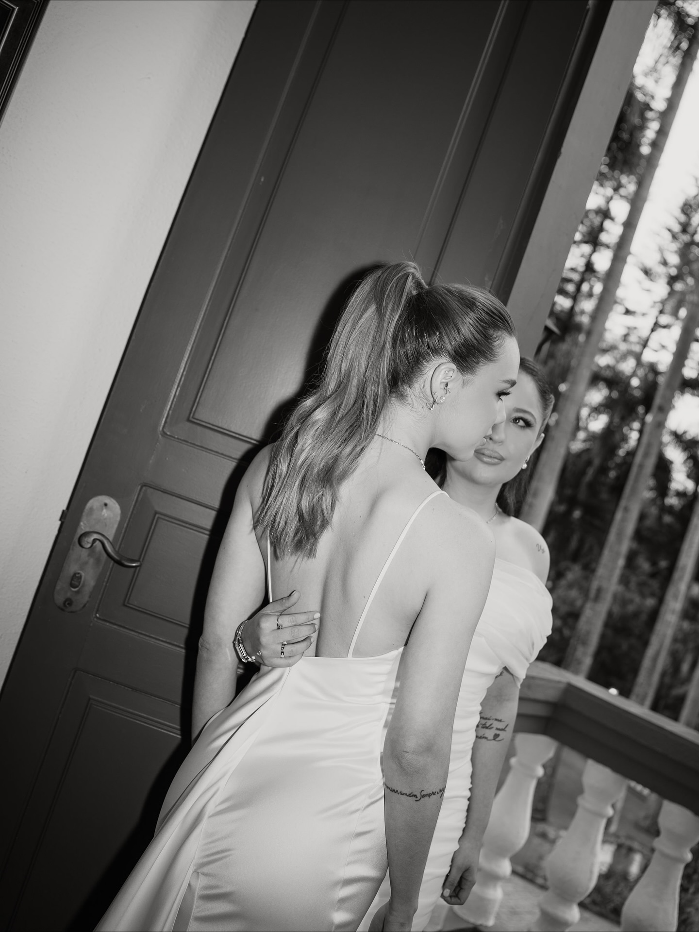 Mari Fernandez e noiva sofrem ataques homofóbicos após ensaio pré-casamento. Foto: Instagram