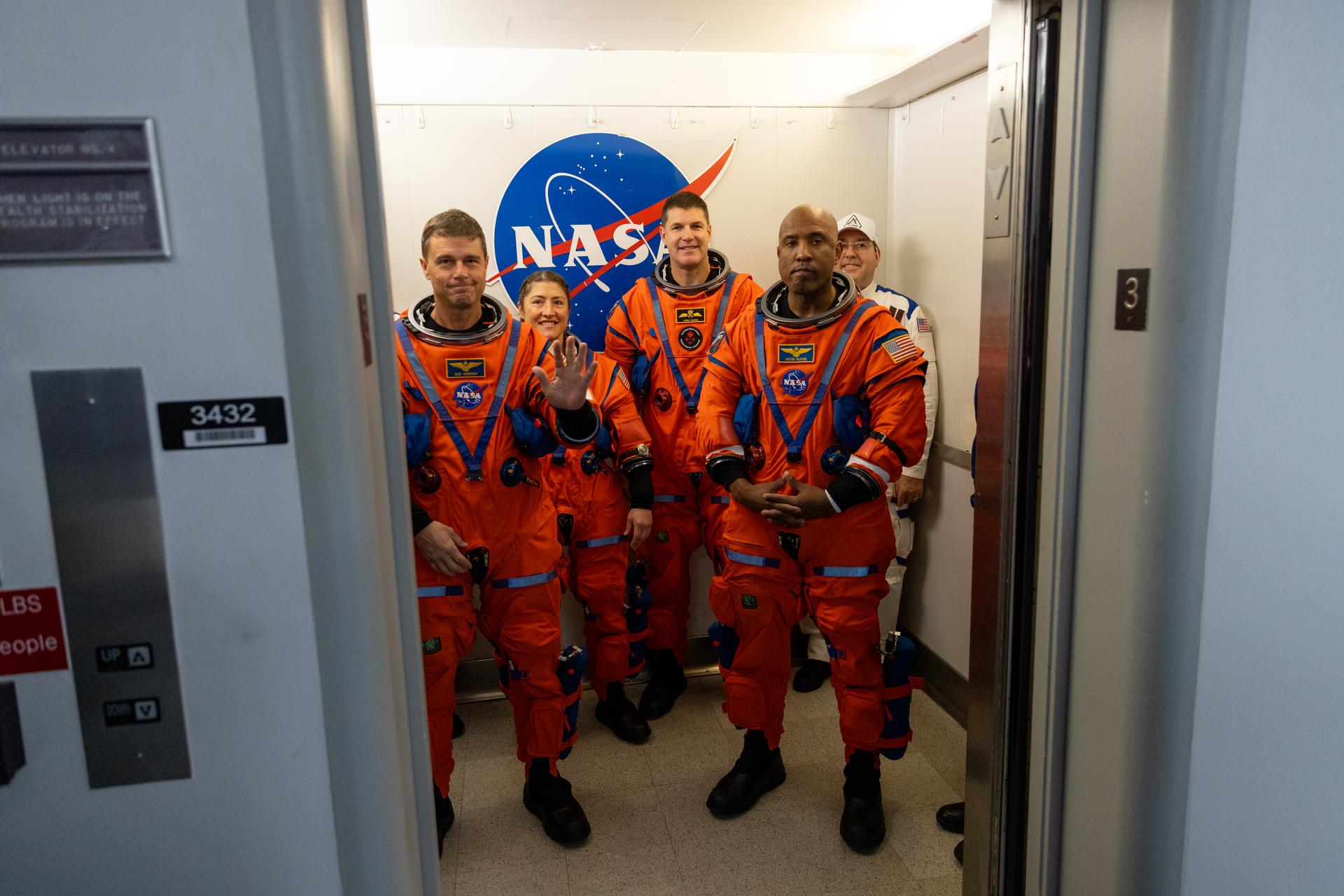 Astronautas da Artemis II deixam o prédio de preparação rumo ao foguete SLS, no Kennedy Space Center, durante simulação do dia de lançamento.. Foto: NASA/Glenn Benson