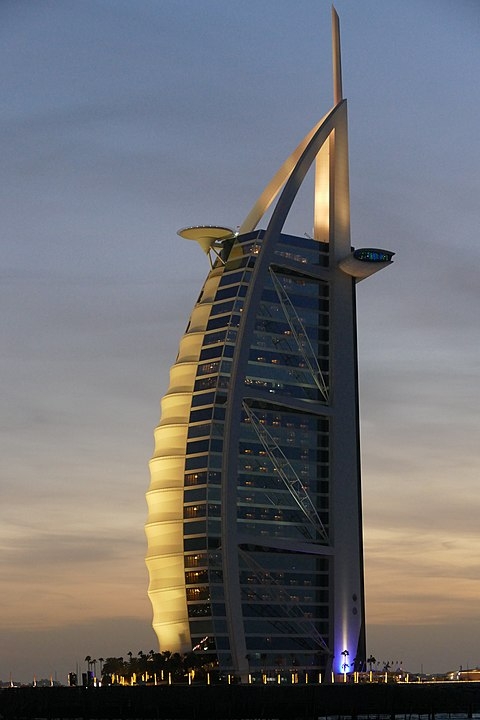 Burj Al Arab - Emirados Árabes - O luxuoso hotel construído sobre uma ilha artificial de vidro de 280 metros perto da praia de Jumeirah, em Dubai, tem estrutura de concreto e três níveis no subsolo. Seu formato lembra a vela de um dhow, um tipo de barco Árabe.  Reprodução: Flipar