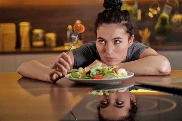 A transmissão ocorre principalmente por meio de gotículas respiratórias - ao falar, espirrar ou tossir - e, embora seja menos frequente, também pelo contato com objetos contaminados, como talheres ou copos. 
 Reprodução: Flipar