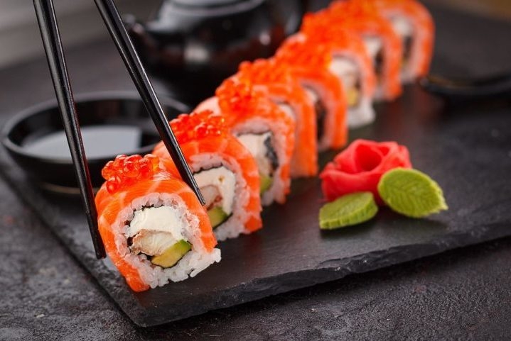 Sushi: Bolinho de arroz temperado com vinagre e recheado com peixe cru, frutos do mar ou outros ingredientes. Pode ser enrolado em alga marinha (maki) ou moldado à mão (niguiri). Reprodução: Flipar