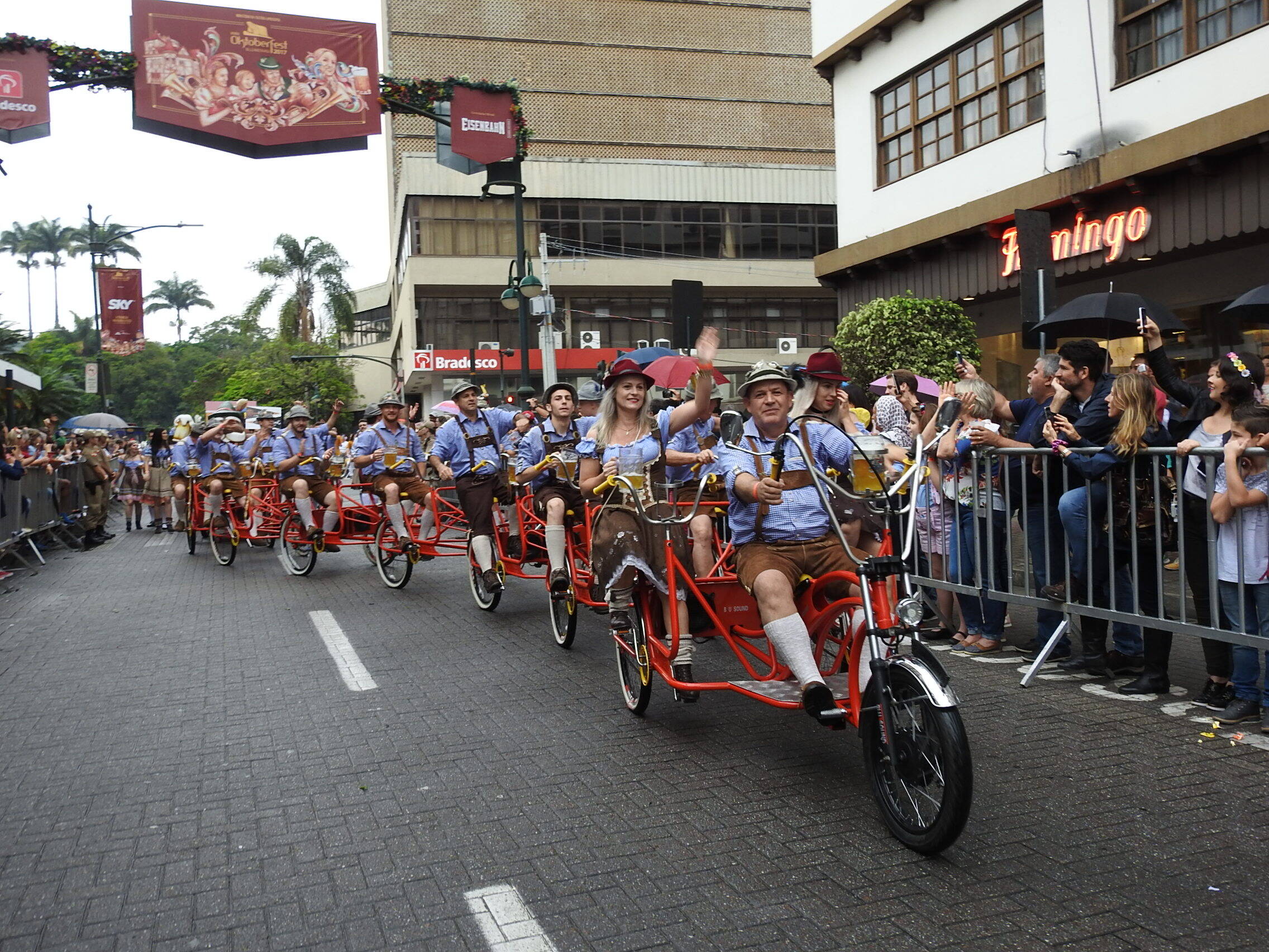 Os desfiles, com suas apresentações de grupos tradicionais, também são parte integral do festival da cerveja. Foto: Reprodução/Flickr/JAIME BATISTA DA SILVA