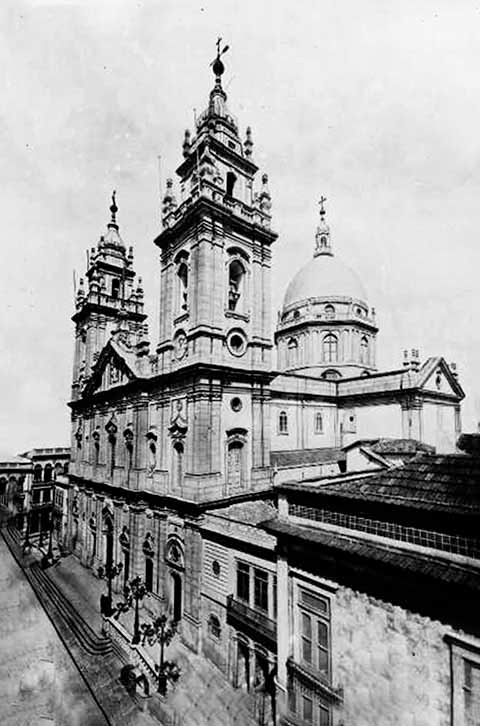 Em 1811, com a família imperial instalada no Brasil, aconteceu uma inauguração parcial da Igreja da Candelária. O Príncipe Regente Dom João VI esteve presente na cerimônia.
 Reprodução: Flipar