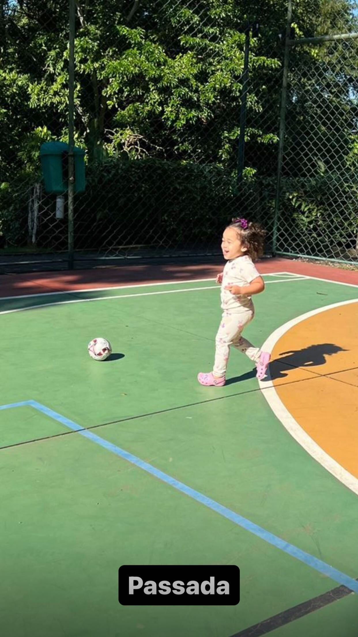 A pequena mostrou que puxou ao pai pelo amor com a bola Reprodução/Instagram