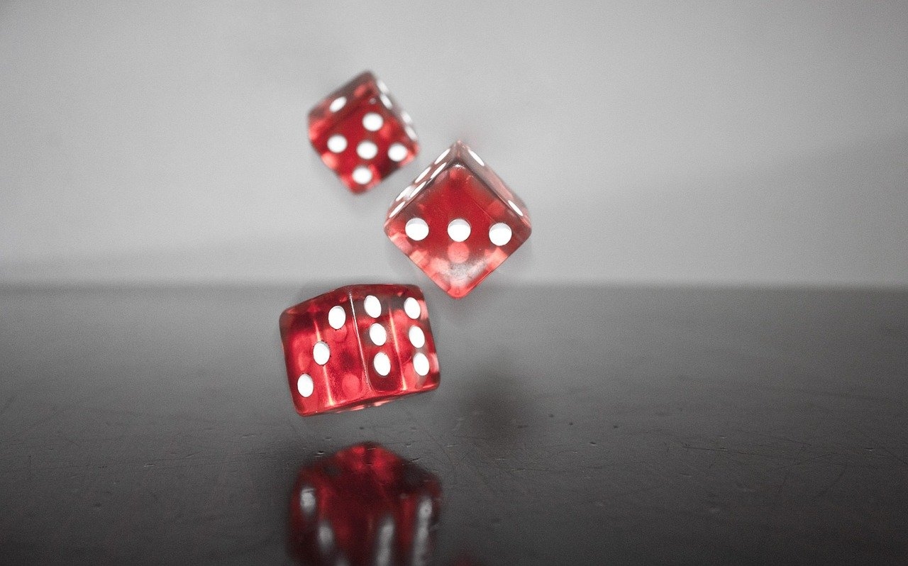 O design dos dados evidentemente também evoluiu. Atualmente, os dados não são mais feitos apenas de materiais simples como os ossos ou madeira.  Reprodução: Flipar