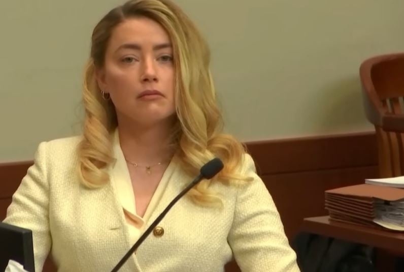 Duas semanas depois do veredito, um jurado revelou o motivo da vitória de Depp: Amber estava visivelmente mentindo.  “O choro, as expressões faciais que ela tinha, o olhar para o júri. Todos nós estávamos muito desconfortáveis”, disse o jurado.  Reprodução: Flipar