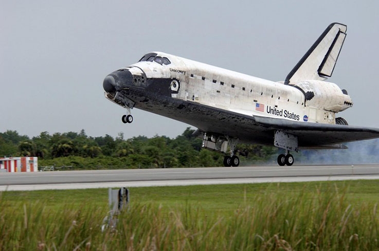 Outra ação de destaque da NASA foi a criação do Ônibus Espacial, lançado em 1981 com o objetivo de lançar satélites, realizar missões tripuladas e reparos e reabastecimento de aparelhos em órbita no espaço. Reprodução: Flipar