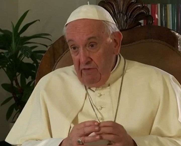 Em uma decisão histórica, em dezembro de 2023, Francisco autorizou que casais homoafetivos pudessem receber a bênção nas igrejas católicas. Reprodução: Flipar