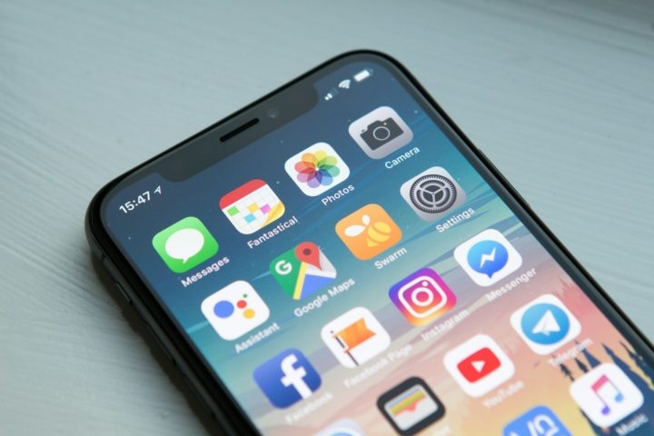 O sistema operacional iOS, usado em iPhones e iPads, e o macOS, usado em Macs, são conhecidos por sua estabilidade e integração perfeita com outros dispositivos da marca.  Reprodução: Flipar