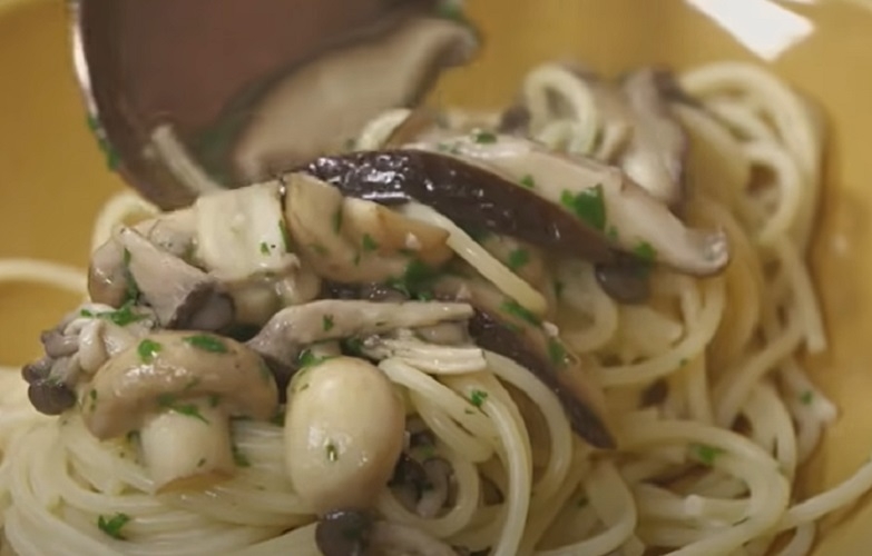 As variedades mais populares incluem champignon, shitake, shimeji e portobello, mas outras como o enoki e o eryngui também são usadas.  Reprodução: Flipar