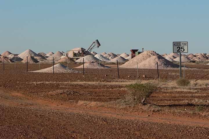 A paisagem de Coober Pedy está repleta de poços de ventilação fixados no solo com aparência de chaminés. 
 Reprodução: Flipar