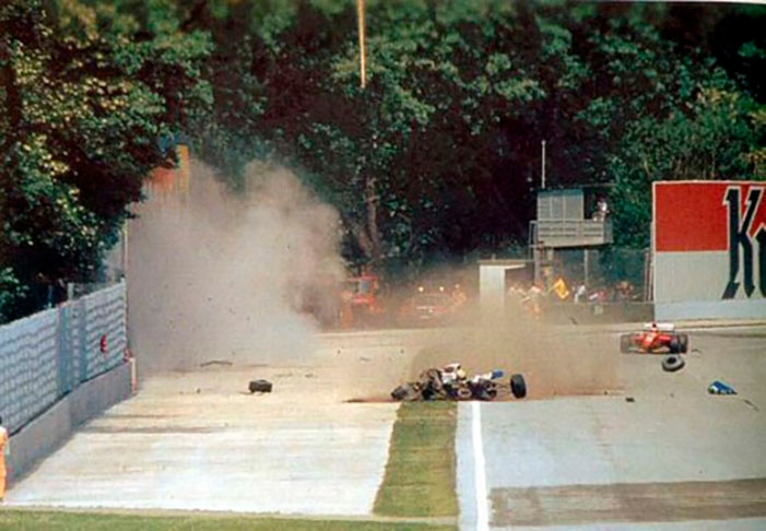 O grave acidente ocorrido em 1º de maio de 1994, em Ímola, na Itália, deixou fãs do piloto chocados na época e causou comoção mundial. Reprodução: Flipar