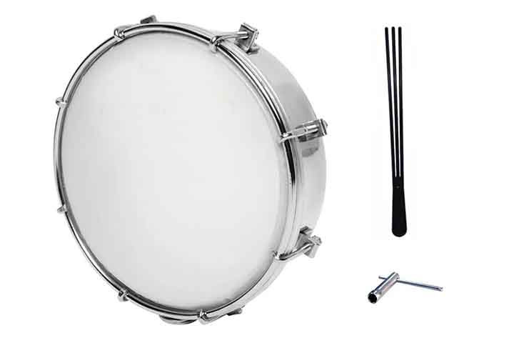 Tamborim: Pequeno tambor de mão com som seco e rítmico. Originado na Ásia e popularizado no Brasil com o samba. Acentua ritmos leves e dançantes na orquestra.
 Reprodução: Flipar