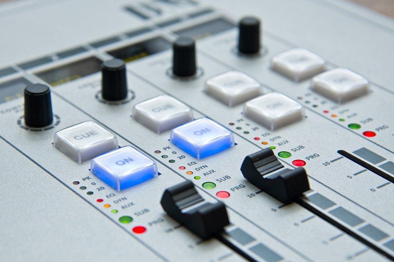 A partir da década de 1960, o rádio passou a se diversificar ainda mais, com o surgimento de estações FM, que ofereciam qualidade superior de som. O formato estereofônico proporcionou uma experiência auditiva mais rica e foi especialmente importante para a música. Reprodução: Flipar