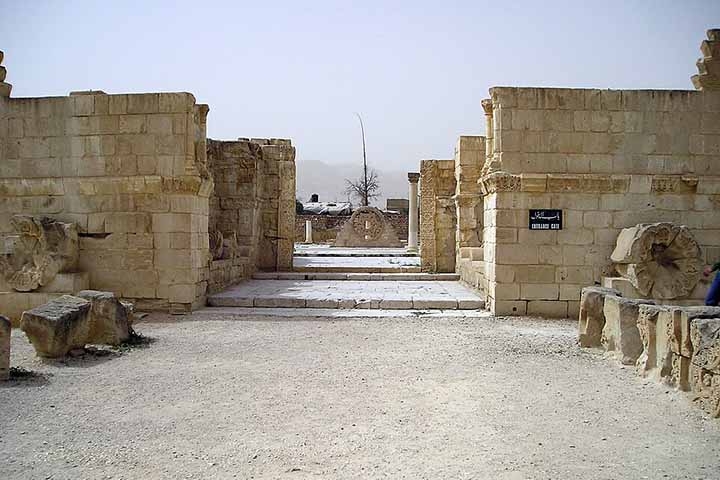 A história da cidade, no entanto, vai muito além dos textos religiosos. Ao longo dos séculos, Jericó foi conquistada, destruída e reconstruída diversas vezes. Passou pelas mãos de cananeus, israelitas, babilônios, gregos, romanos, bizantinos e árabes. 
 Reprodução: Flipar