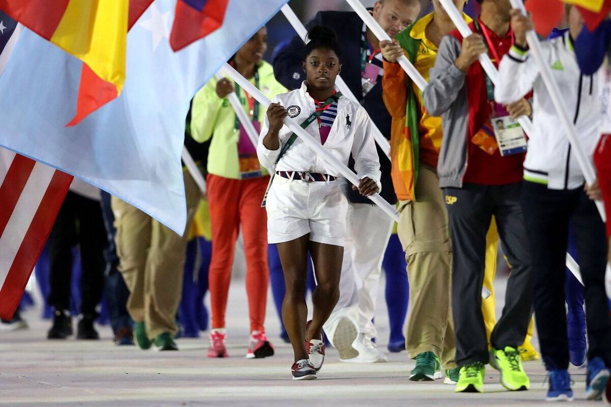 Simone Biles carrega a bandeira americana na cerimônia de encerramento. Foto: Reprodução/Twitter