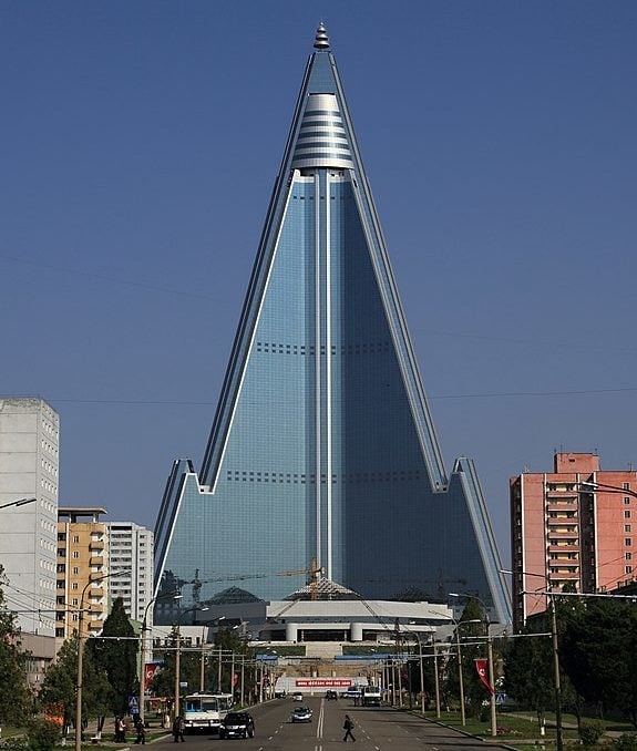 3) Ryugyong Hotel, Coreia do Norte (330 m): O arranha-céu de 105 andares, que fica em Pyongyang, começou a ser construído em 1987, mas foi abandonado nos anos 1990 devido à crise econômica da Coreia do Norte.  Reprodução: Flipar