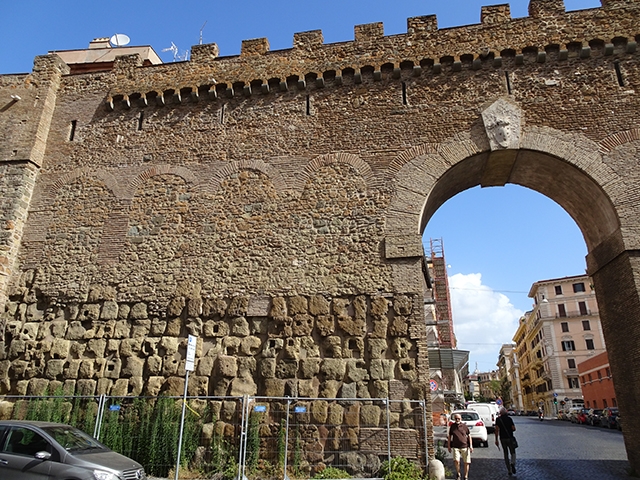 O Vaticano é uma cidade-estado dentro de Roma, capital da Itália, e a casa do Papa, chefe supremo da Igreja Católica. Devido à sua influência, foi construída no local uma passagem secreta para o líder religioso ter uma rota de fuga em caso de situação perigosa  Reprodução: Flipar