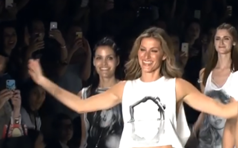 Ela encerrou oficialmente a carreira em 2015. Seu último desfile foi pela marca Colcci na São Paulo Fashion Week, em 15/4 daquele ano (foto).  . Foto: Reprodução: Flipar