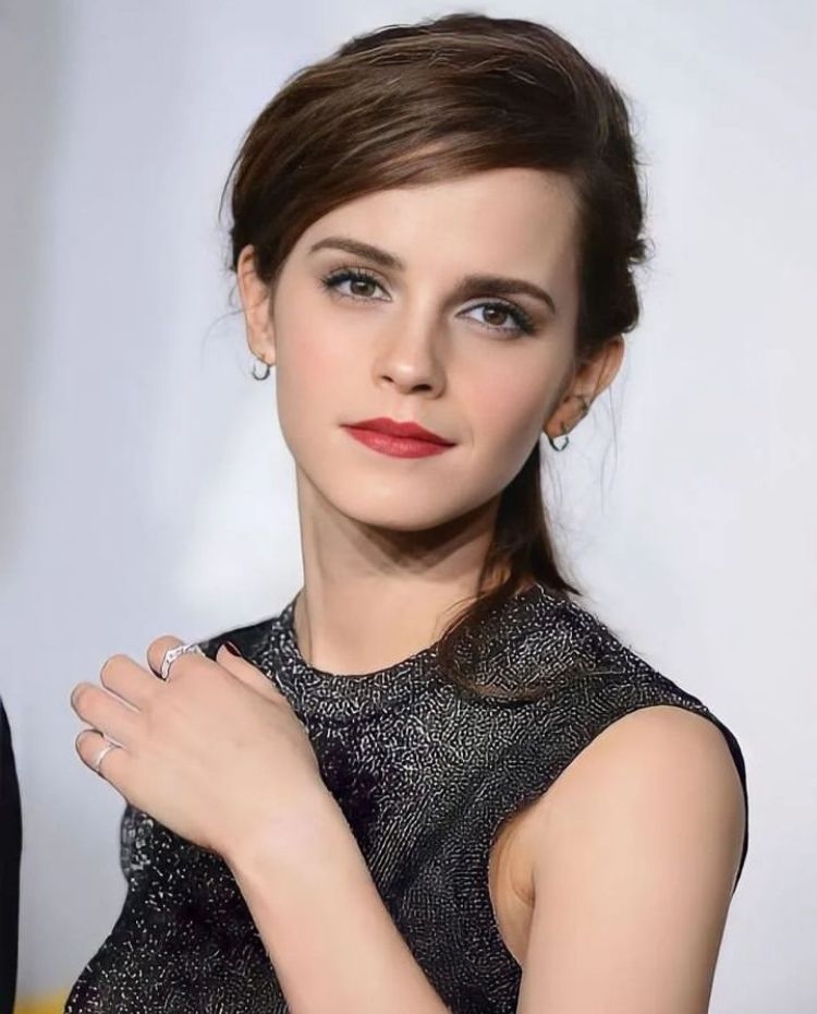 Emma Watson - Essa vai surpreender muita gente: a atriz que ficou eternizada no papel de Hermione não é britânica! Isso mesmo, Watson é natural de Paris, na França, e seus pais só se mudaram para a Inglaterra quando ela tinha cinco anos.  Reprodução: Flipar