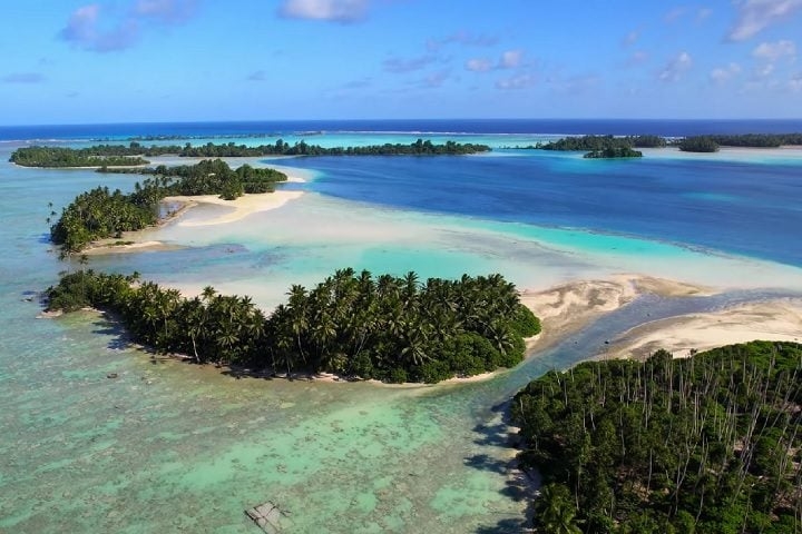Localizado ao sul do Havaí, o atol é composto por pequenas ilhas rodeadas por recifes de corais, oferecendo um ambiente isolado e seguro para espécies ameaçadas Reprodução: Flipar