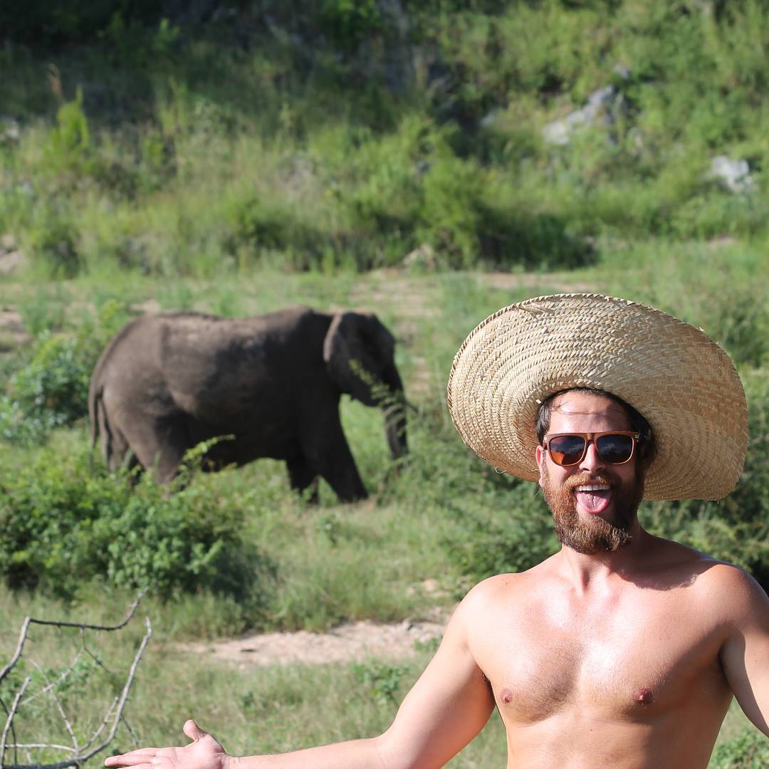 O brother, que estava na Casa de Vidro, conheceu diversos lugares na África do Sul e posou diante de um elefante no Kruger National Park. Foto: Reprodução/Instagram
